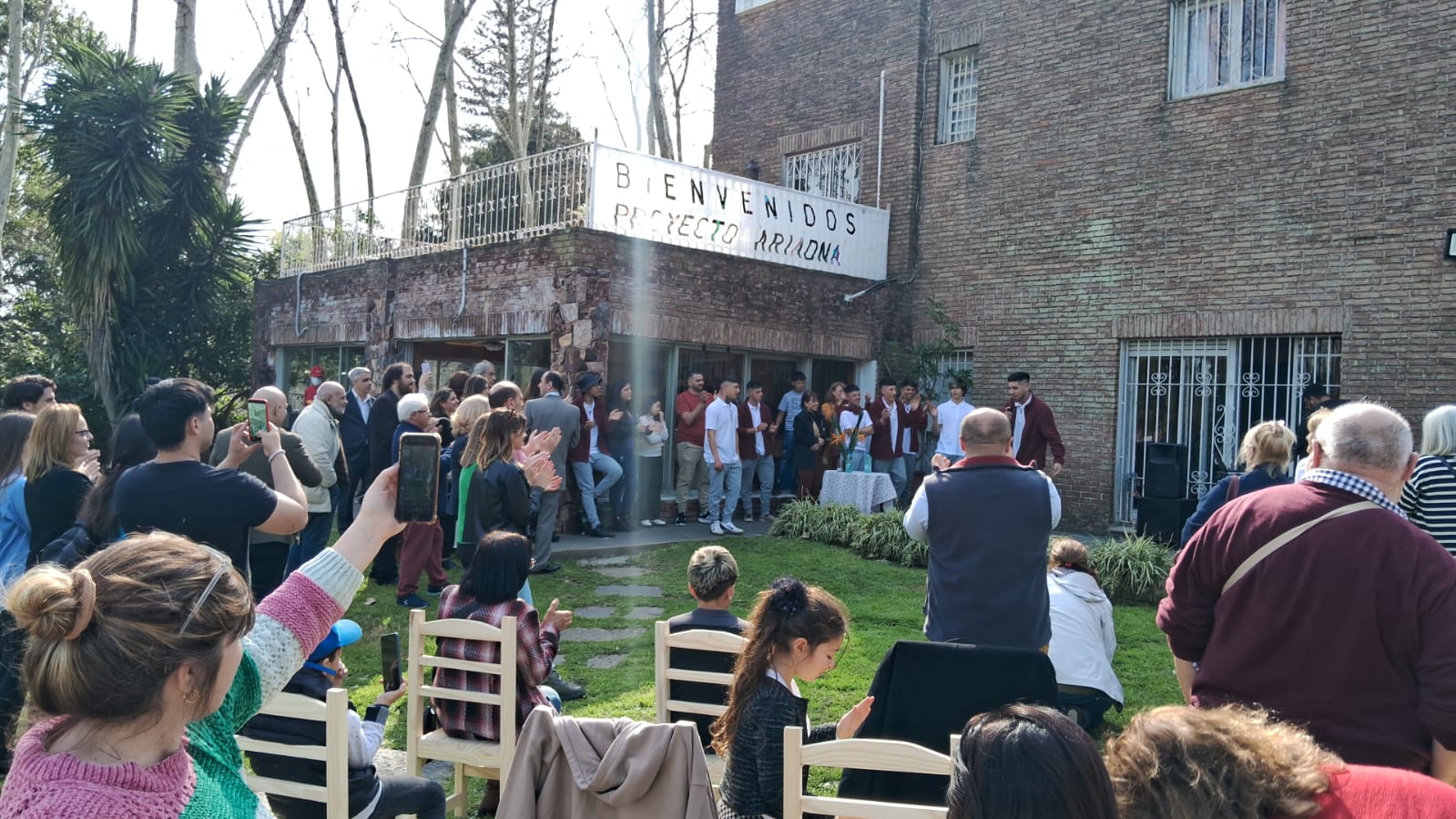 Ilustración artística del mito de Ariadna y el laberinto